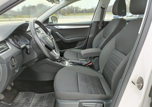 Skoda Octavia cena 37600 przebieg: 242000, rok produkcji 2017 z Gdańsk małe 277